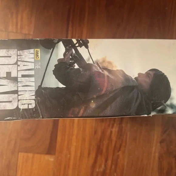 The Walking Dead Action Figure - 10-inch Daryl Dixon Deluxe Action Figure - Picture 3 of 4